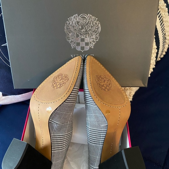 Vince Camuto Black White Mantailored Fabric Chunky Heels. Size 8.5 - Picture 2 of 6